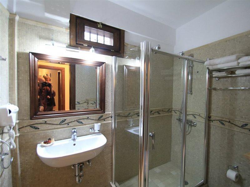 Boutique Hotel Muzaka Берат Екстериор снимка